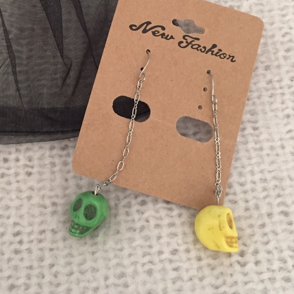 Drop Skull Chain Earrings - Picture 6 of 8